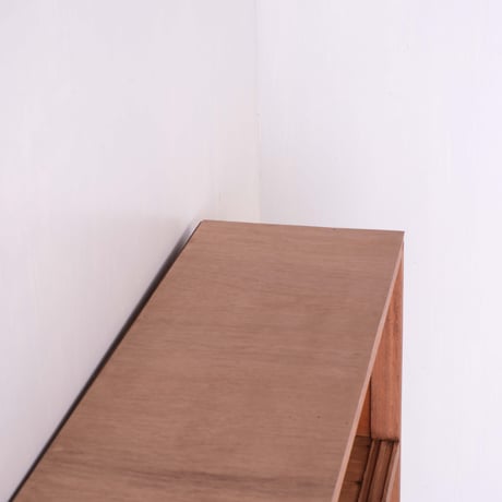 三段のガラス引き戸と抽斗を備えた機能的な水屋/sa.1001