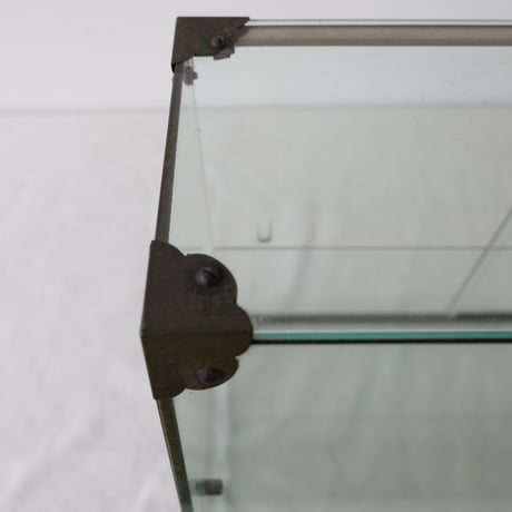 光を取り入れる全面ガラスの卓上ショーケース/st.667