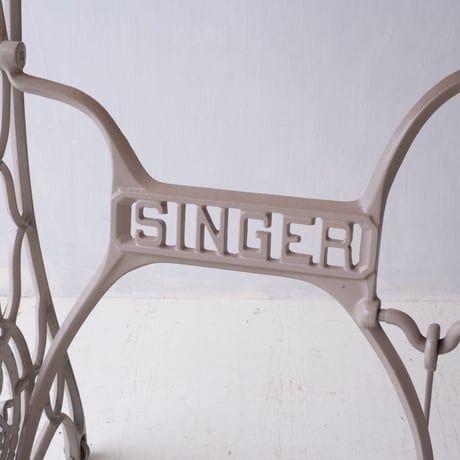 希少な網足を備えたSINGERミシンのリメイクテーブル/sa.1283'B