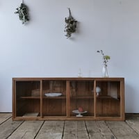 細い木枠が繊細なガラス引き戸のローボード/sk.697