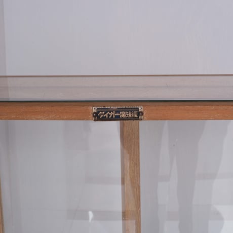 光をたっぷり取り込む木枠構造のガラスショーケース/sa.1009