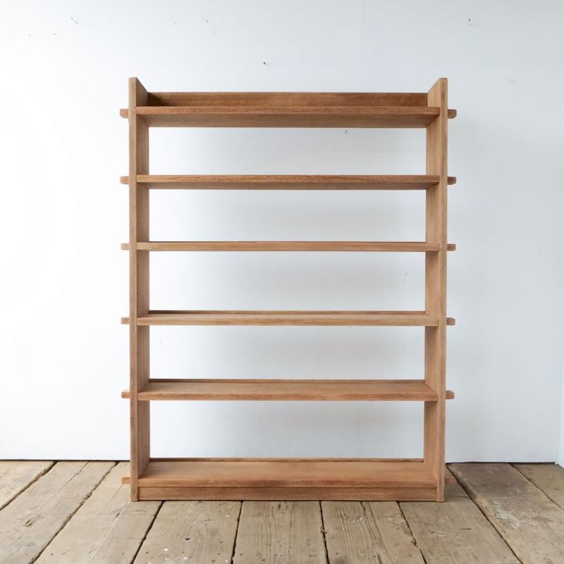 くさびの木製本棚が ゆったり魅せるヴィンテージの風格 /sk.780