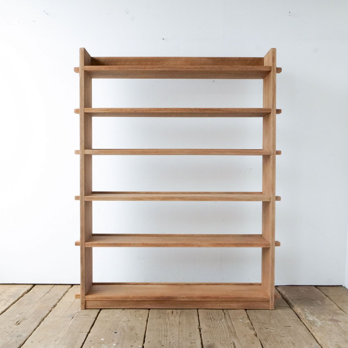 くさびの木製本棚 くさびの木製本棚が ゆったり魅せるヴィンテージの風格 /sk.780