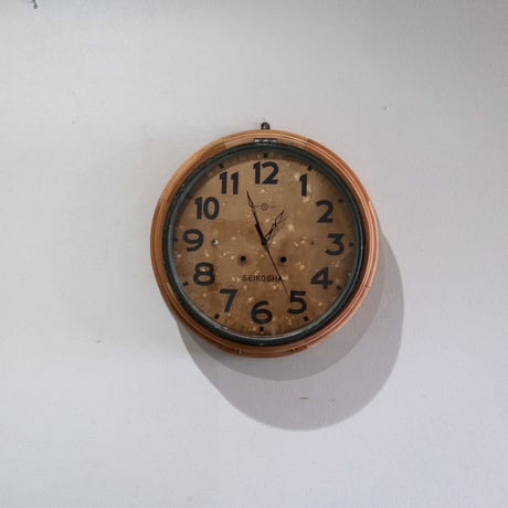 白玉模様に色褪せた盤面の まあるい時計 SEIKOSHA