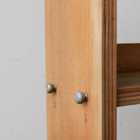 錫の留め具と透かし彫りに惹かれる三段の本棚/st.782