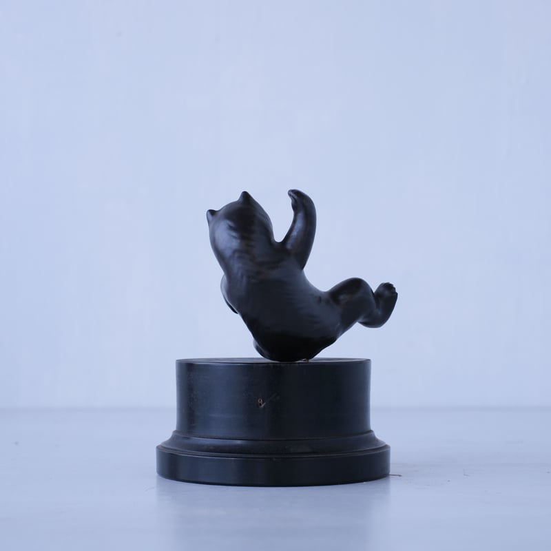 愛らしい表情が印象的な熊のオブジェ（木製の台座付）/st.974