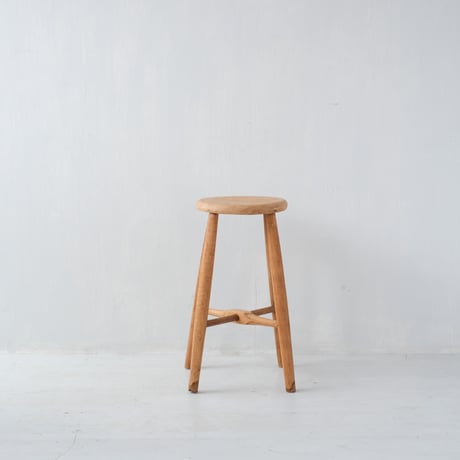 木肌の滑らかな丸座面の木製スツール【Ｂ】/st.1034
