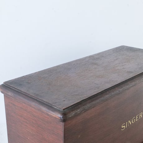 SINGERのロゴが入った木製のミシンカバー/st.886