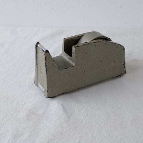 鋳物製で重厚感のあるテープカッター/st.790