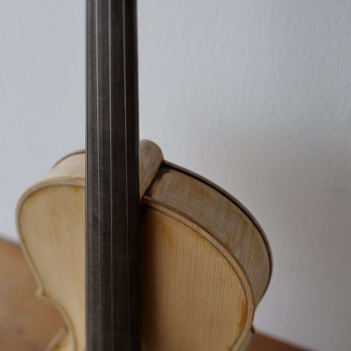 鳳凰の彫刻バイオリン◆一枚板・激虎目 鳳凰の彫刻バイオリン◇一枚板・激虎目 （閑古鳥 美しい虎目