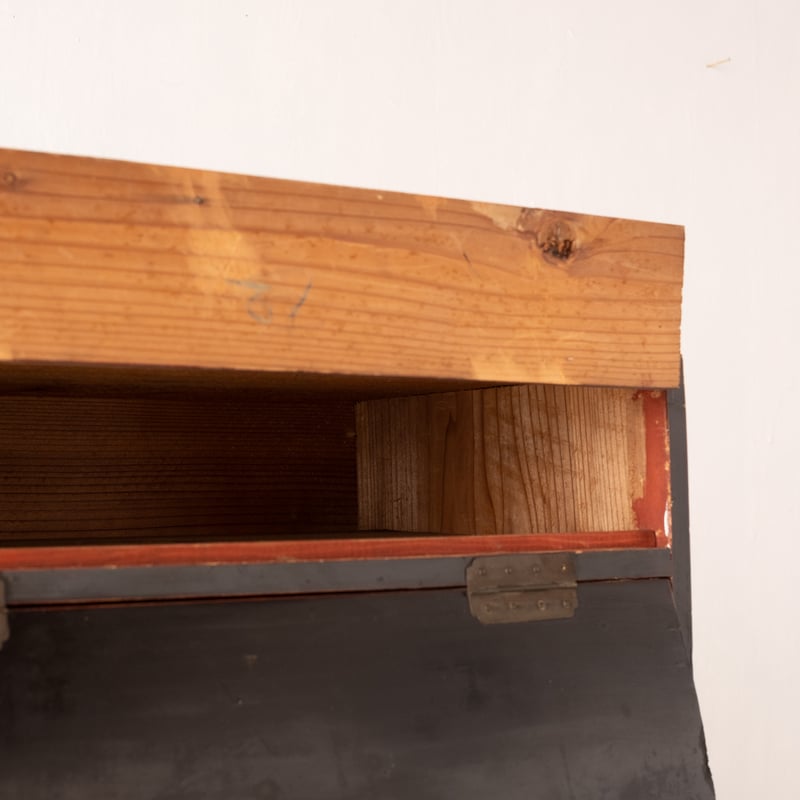 パタパタ開く扉が楽しい 漆塗りの小さな収納棚 st.1082 | SLOWHAND