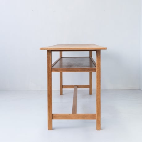 ぴったりの居場所を見つけたい、棚板を備えたロングテーブル/sa.1084