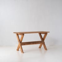 木の温もりに触れる 子どもたちのための小さな木製テーブル/st.1178