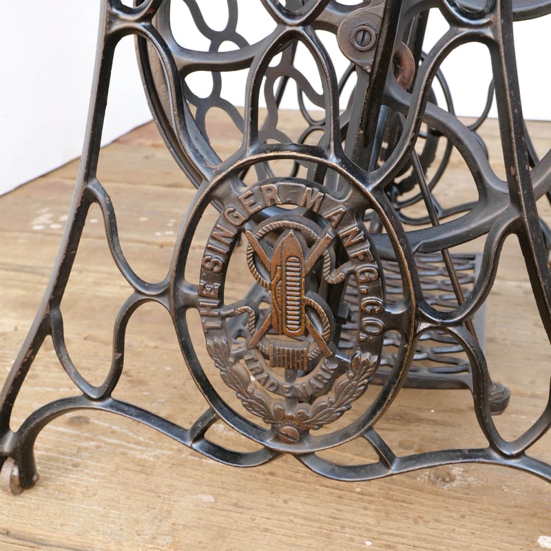 希少な網脚SINGERミシンのリメイクテーブル/sk.757 | SLOWHAND DEPAR