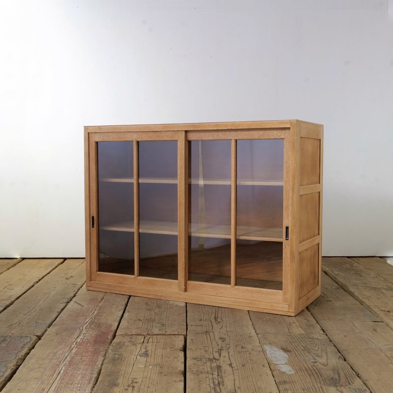 ガラスの引き戸付き・シンプルな木製3段キャビネット /sa.891