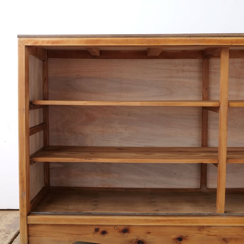 愛らしい脚の付いたガラス引き戸の立派なローボード/sk.770 | SLOWHAND