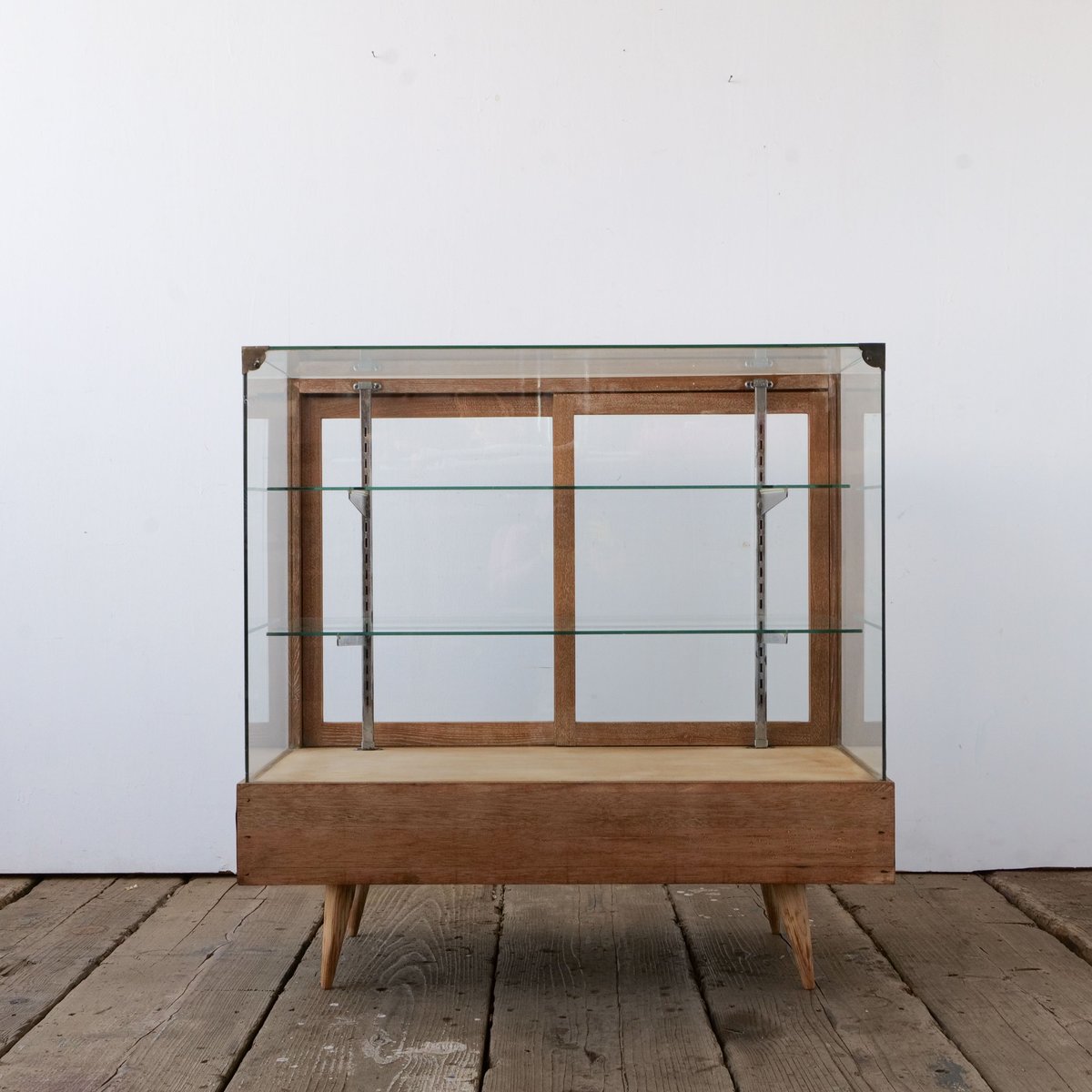 木の温もりと透明感が絶妙なバランスのガラスショーケース/sk.769