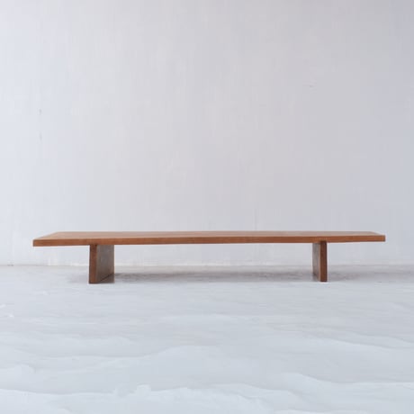 15cmの高さが生み出す特別感。敷板構造の木製展示台/st.1002