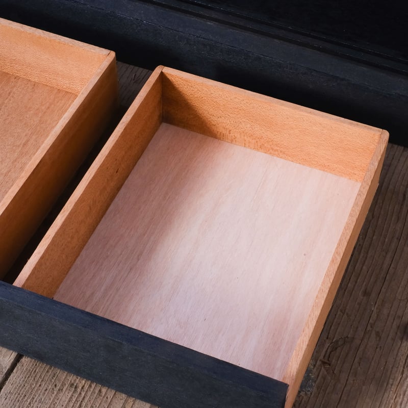 凛とした黒が映えるゆらゆらガラスのアシンメトリーキャビネット/sa