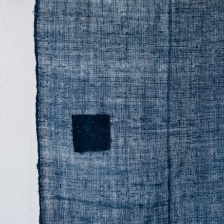 丸、四角く、繕い跡があたたかい 藍色の蚊帳生地古布 　130×63cm/st.1217