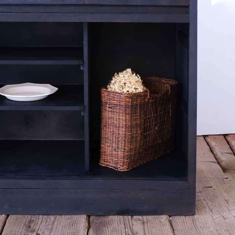 凛とした黒が映えるゆらゆらガラスのアシンメトリーキャビネット/sa