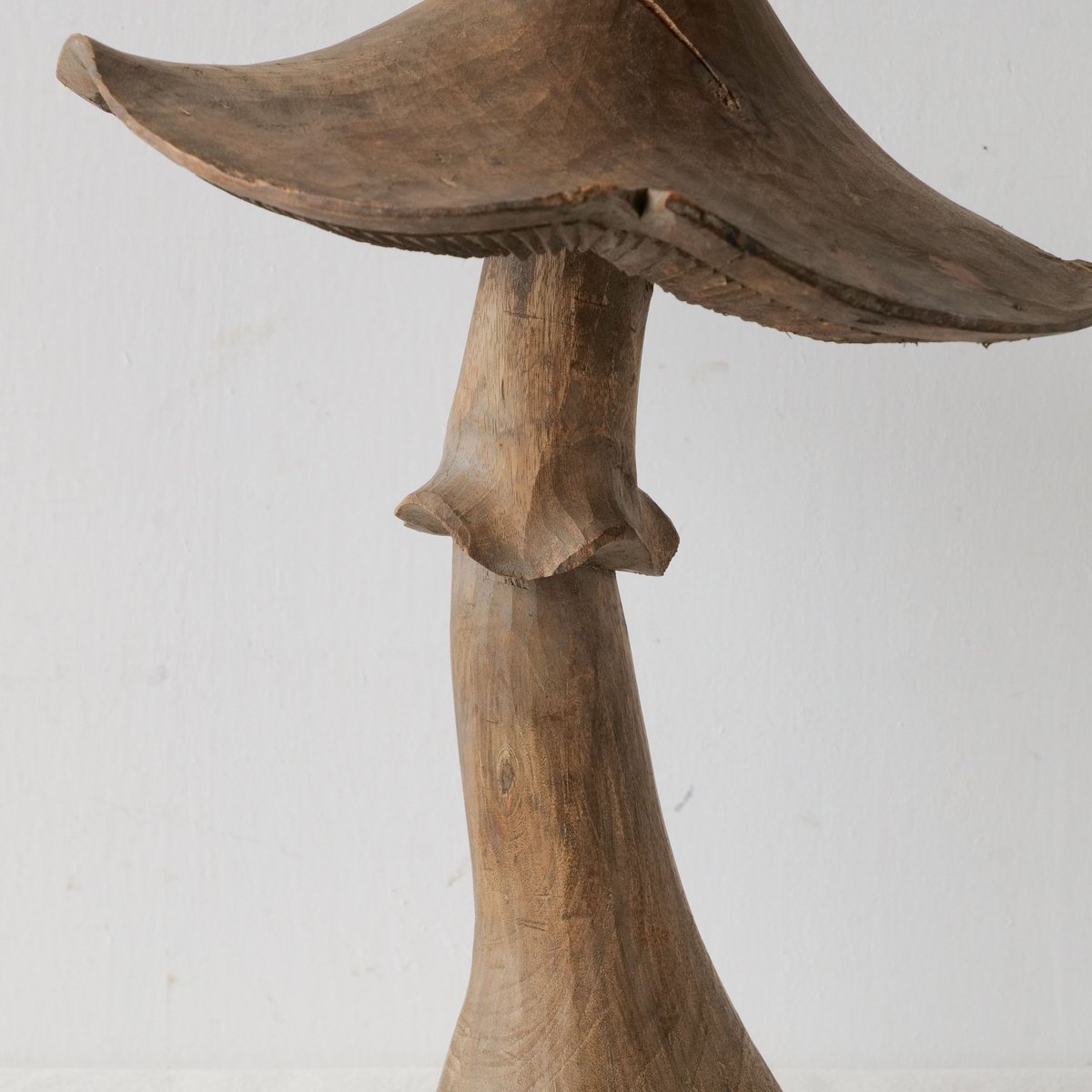 不思議の国を思わせる、木彫りの大きなキノコ形オブジェ/st.784