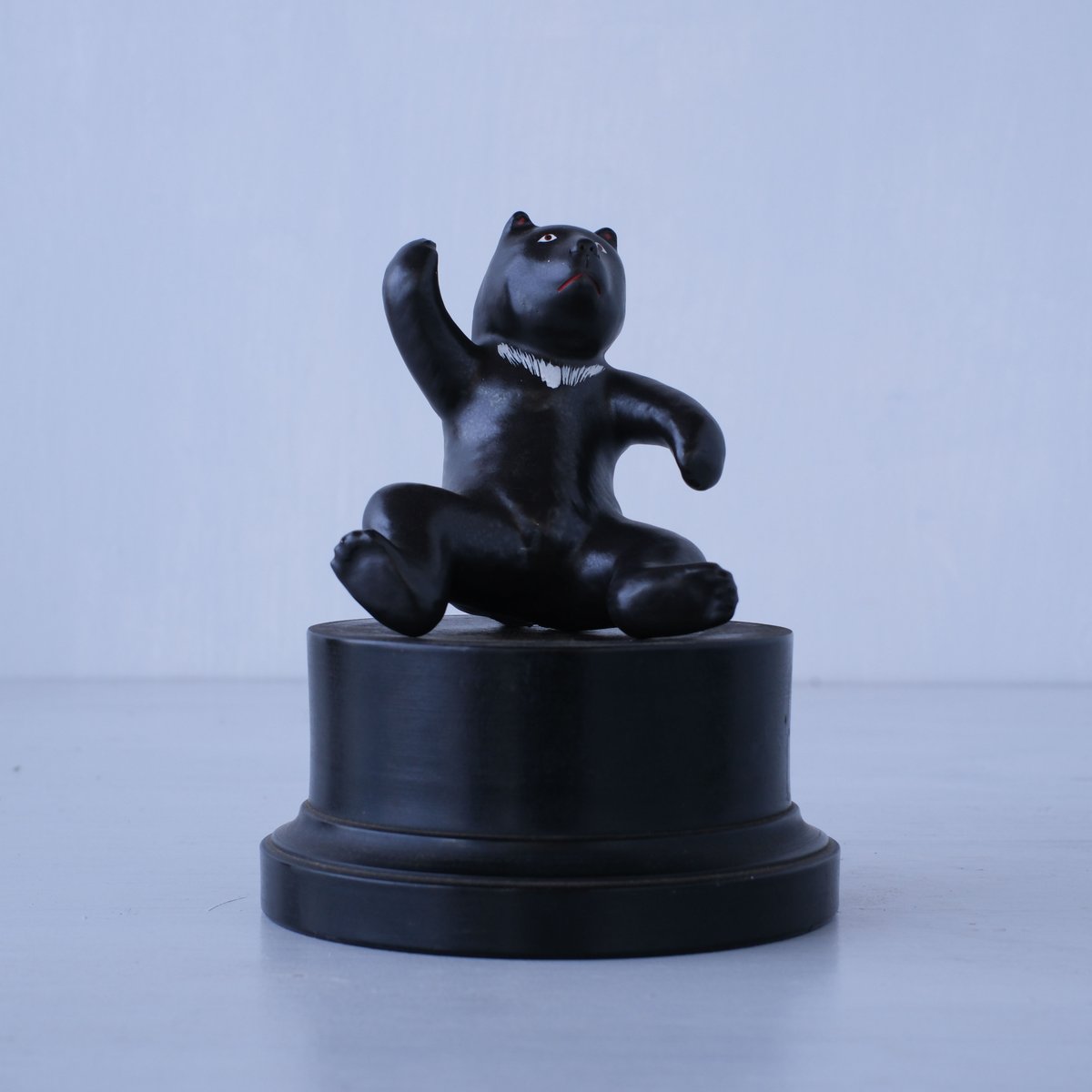 愛らしい表情が印象的な熊のオブジェ（木製の台座付）/st.974