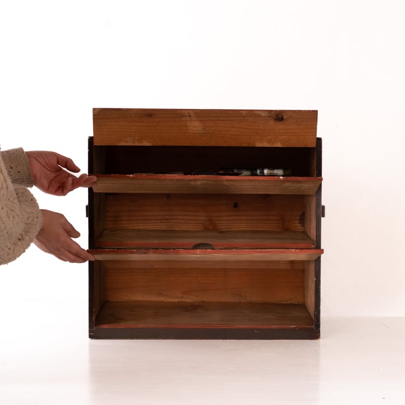 パタパタ開く扉が楽しい 漆塗りの小さな収納棚 st.1082 | SLOWHAND