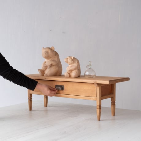脚元の削り加工に優雅さが宿る 抽斗をひとつ備えた展示台/st.1164