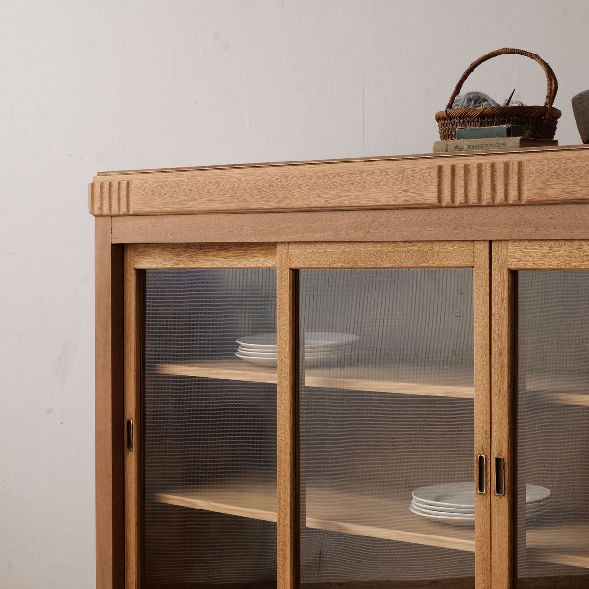 無垢材を贅沢に使った引き戸ガラスのローボード/sk.775 | SLOWHAND