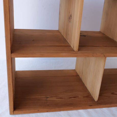 縦・横どちらにも使える、５部屋の木製棚/st.840