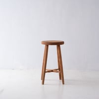 さりげない佇まいから木の豊かな表情を感じられる木製スツール/st.1237