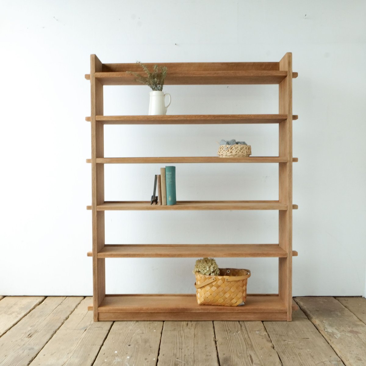 くさびの木製本棚 くさびの木製本棚が ゆったり魅せるヴィンテージの風格 /sk.780