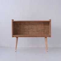 どこかで出会ったような形の木製脚付き棚/st.956