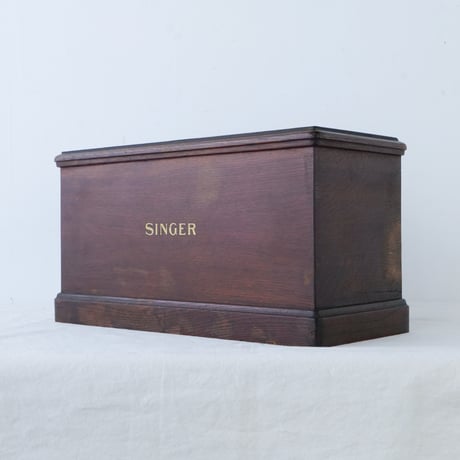 SINGERのロゴが入った木製のミシンカバー/st.886
