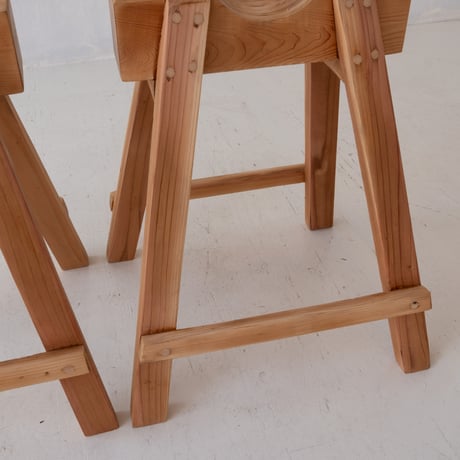 作業馬を脚にした、コンパクトに収納できる展示台sa.1220'C
