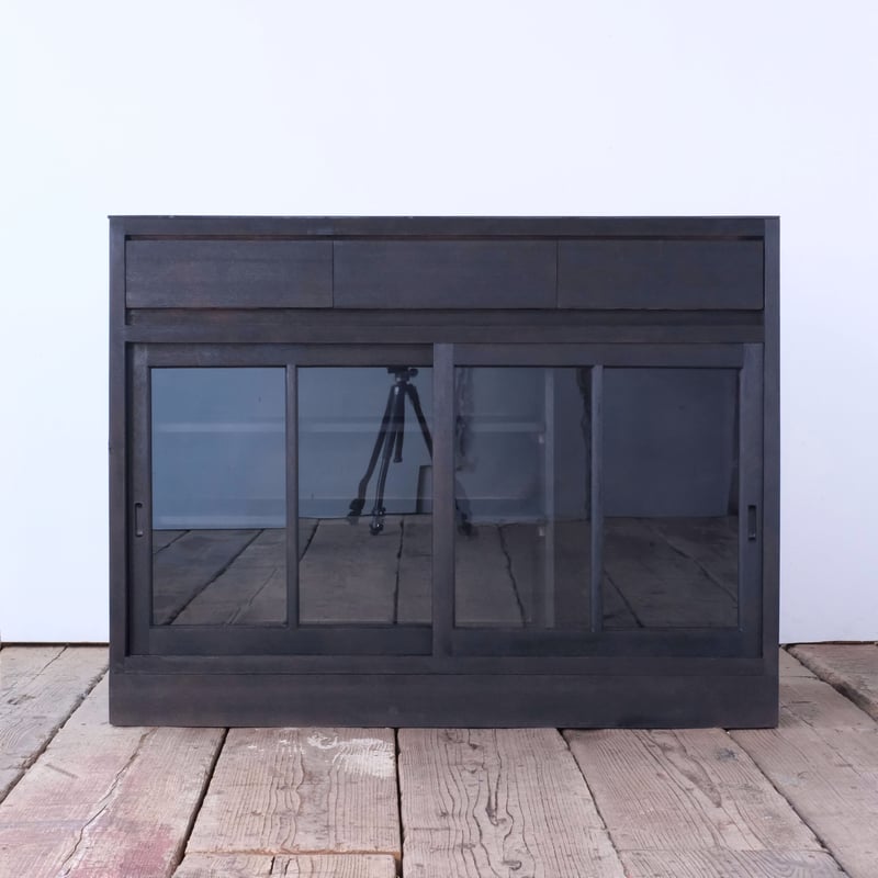 凛とした黒が映えるゆらゆらガラスのアシンメトリーキャビネット/sa