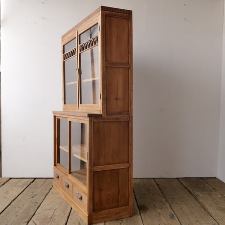 木製の装飾が優しい雰囲気の二段水屋/sk. 641