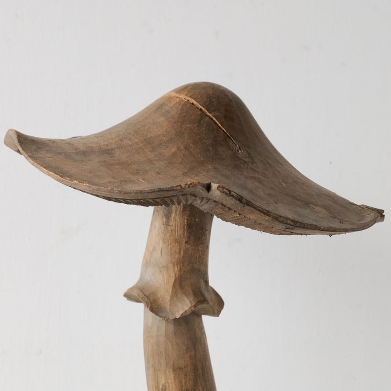 きのこ 不思議の国を思わせる、木彫りの大きなキノコ形オブジェ/st.784