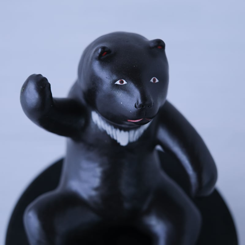 愛らしい表情が印象的な熊のオブジェ（木製の台座付）/st.974