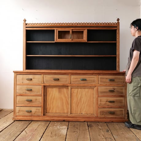 黒い背板が印象的・大きな木製カップボード/sk.755