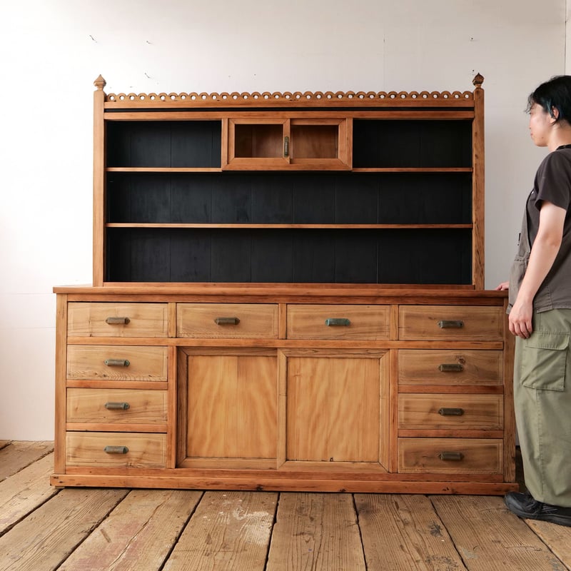 黒い背板が印象的・大きな木製カップボード/sk.755 | SLOWHAND DEPARTMENT