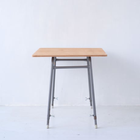 高さ調節のできる作業台 A（天板明るめ／新しい調節金具）/st.979