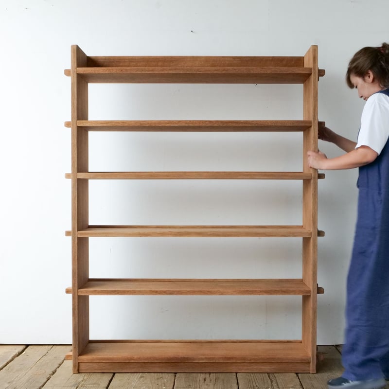 くさびの木製本棚が ゆったり魅せるヴィンテージの風格 /sk.780