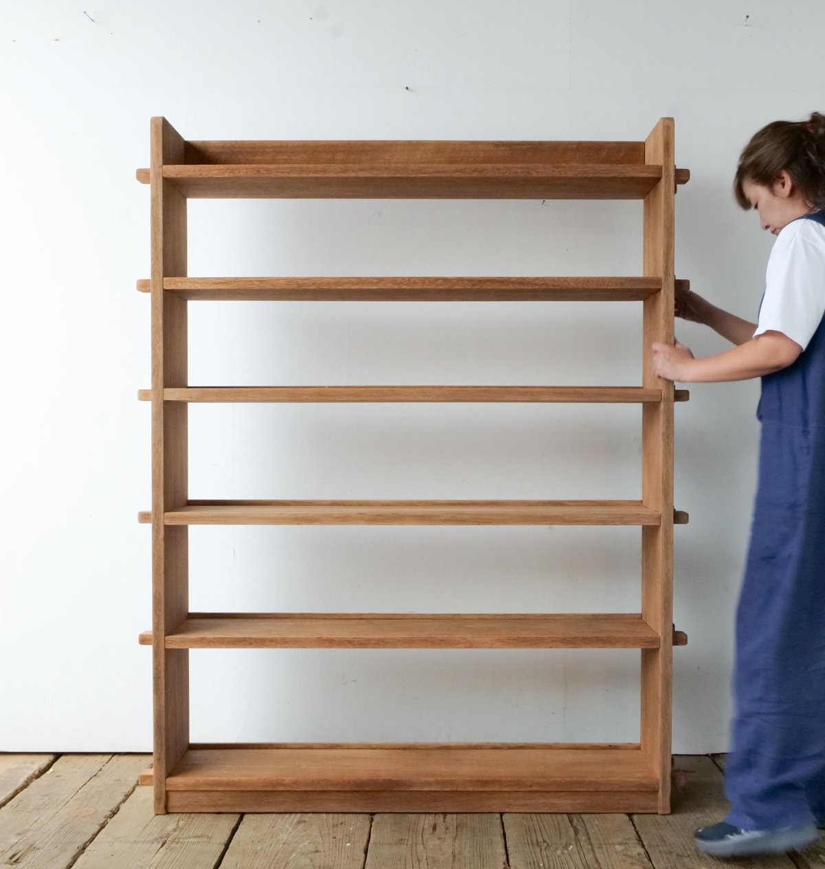 くさびの木製本棚 くさびの木製本棚が ゆったり魅せるヴィンテージの風格 /sk.780