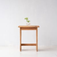 傾斜した座面と脚元の曲線が特徴の アンティーク木製スツール/st.1231