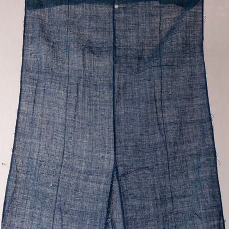 繕い跡に手仕事を感じる 藍色の蚊帳生地古布 　140×63〜92cm/st.1208