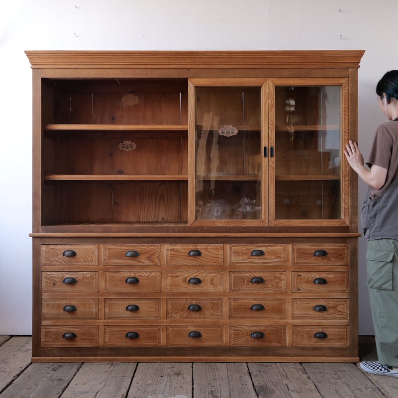 ガラスの引き戸と20杯の抽斗を備えた薬箪笥/sk.688 | SLOWHAND DEPARTMENT