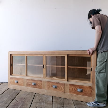 ガラスの引き戸と4杯の抽斗を備えた木製ローボード/sk.689