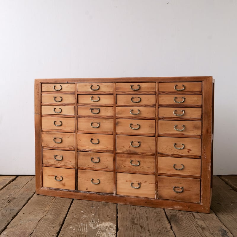 高さ違いの抽斗が整然と並ぶ28杯の薬箪笥/sk.768 | SLOWHAND DEPARTMENT